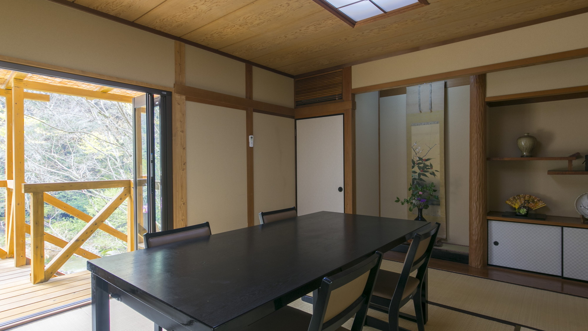 お食事は個室にてご用意致します。