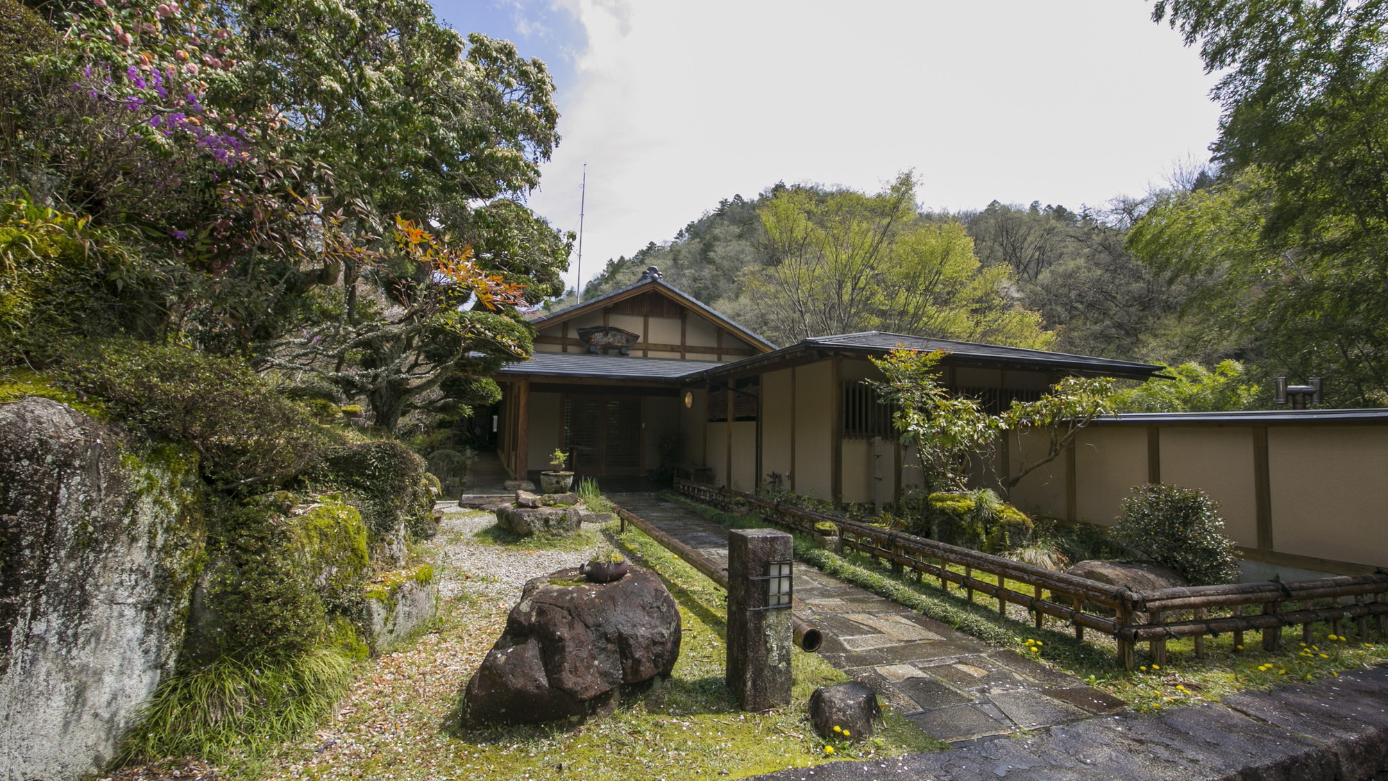 鹿之湯の外観（昼）