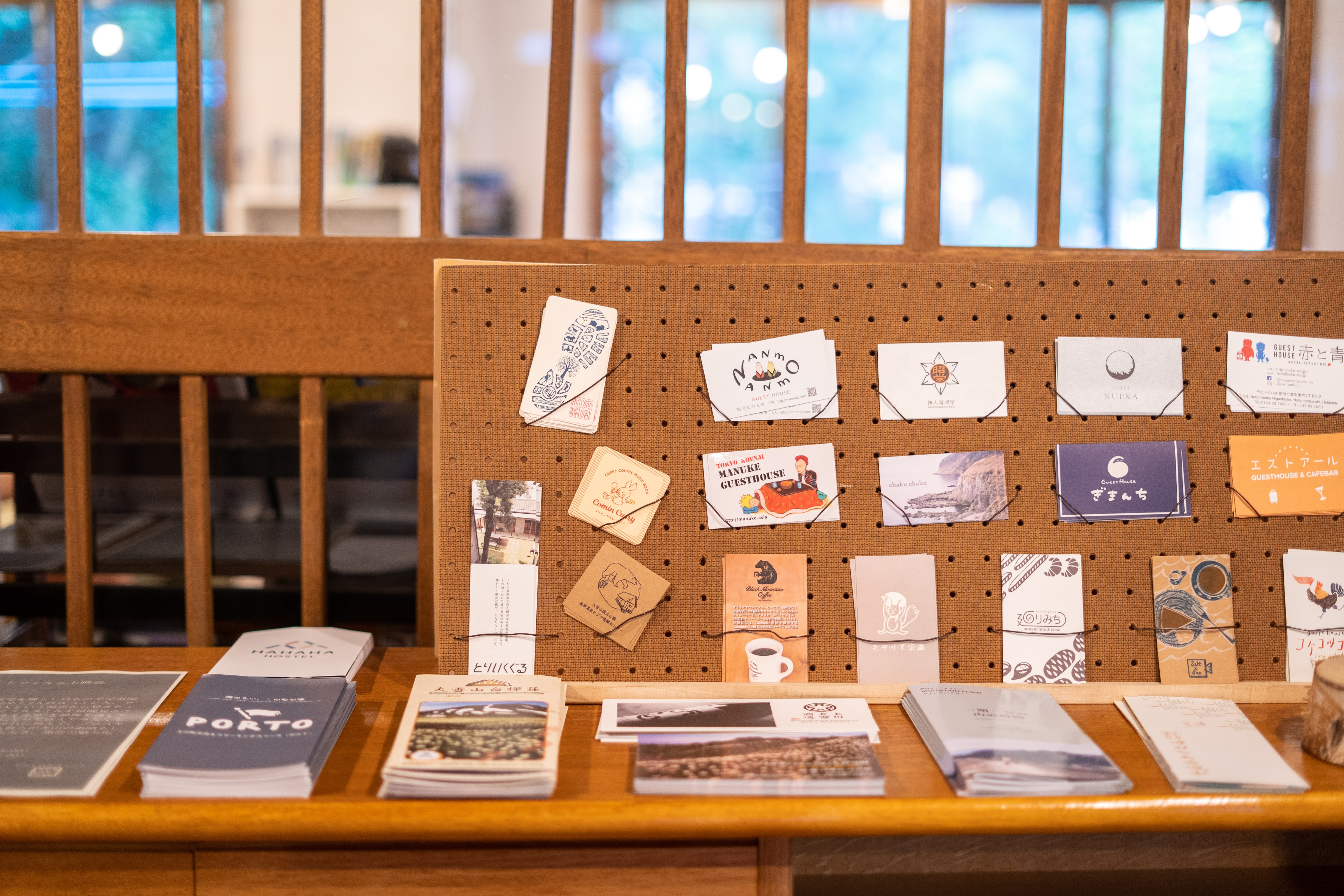 登山マップや近隣施設のご案内、スタッフおすすめのお店のカードなどを置いています。