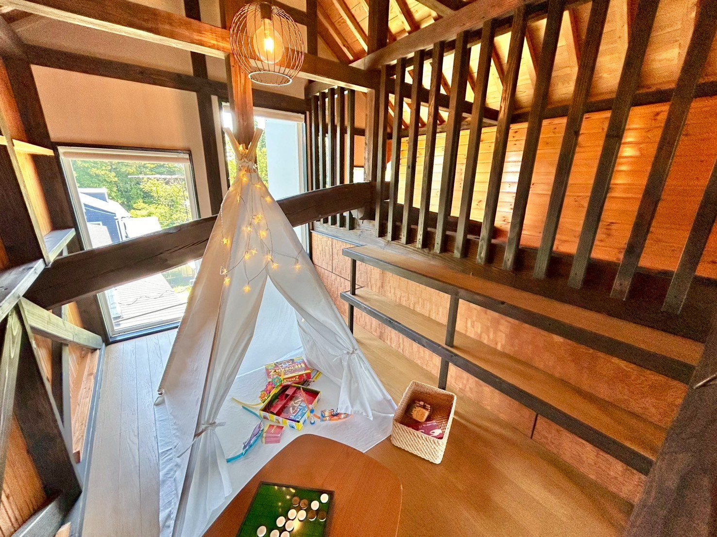 【グレー】寝室から階段で行けるロフト。大人も楽しい秘密基地のよう！