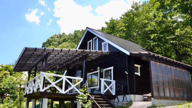 【緑ログ】外観。最大8名様用ログハウス。