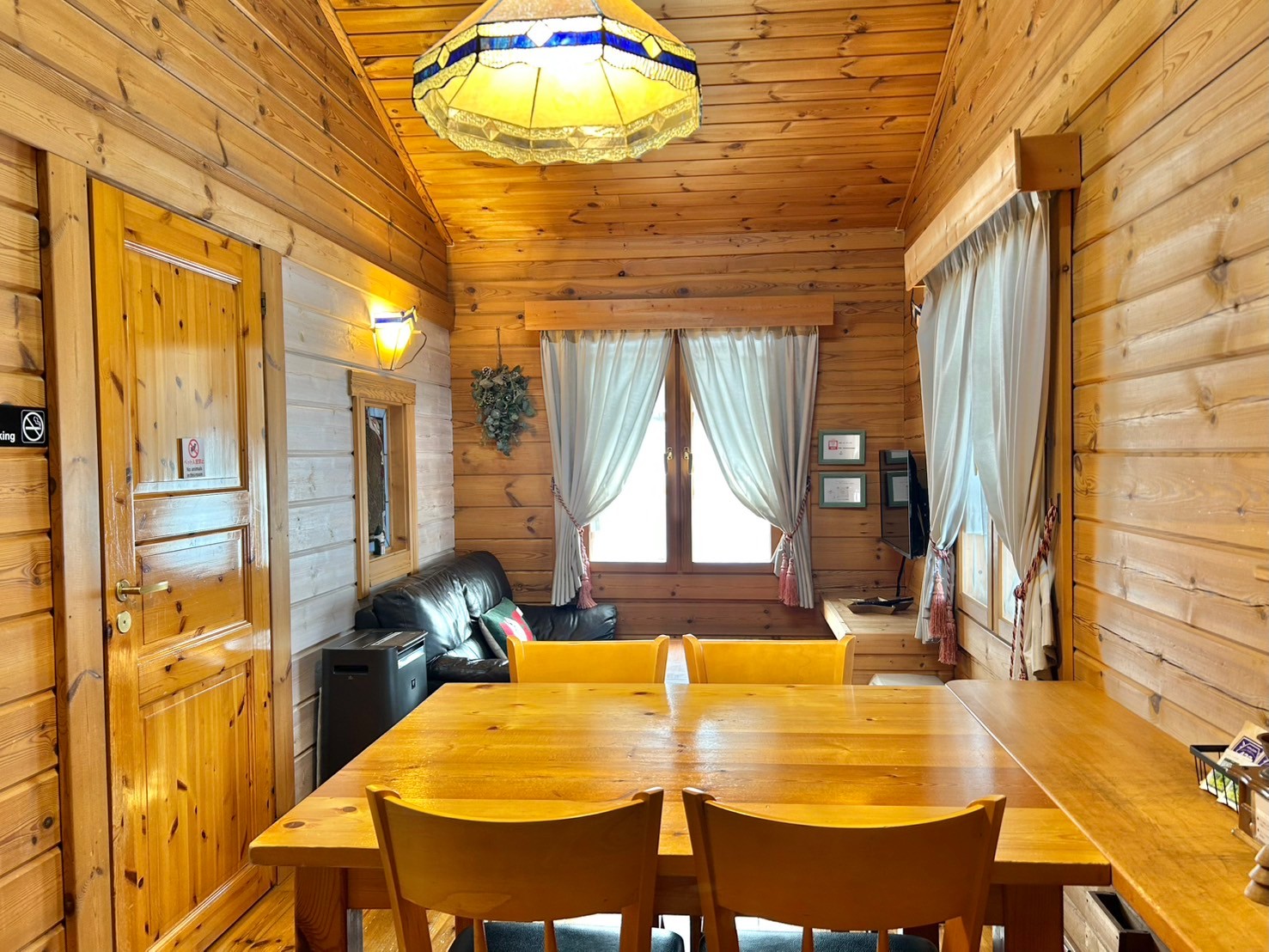 【白ログ】 かわいいダイニングキッチン、調理器具や食器もそろっています。