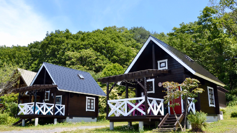 【赤＆青ログ】外観。2-4名様用の小さくてかわいいログハウス。