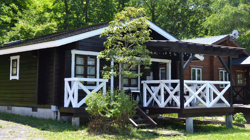 【白ログ】外観。2-4名様用の小さくてかわいいログハウス。