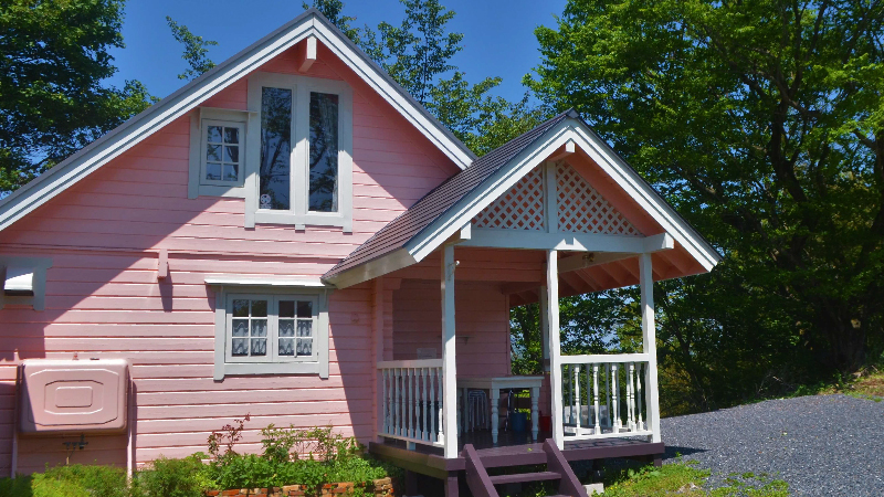 【ローズ】外観。最大4名様用ローズカラーのログハウス。