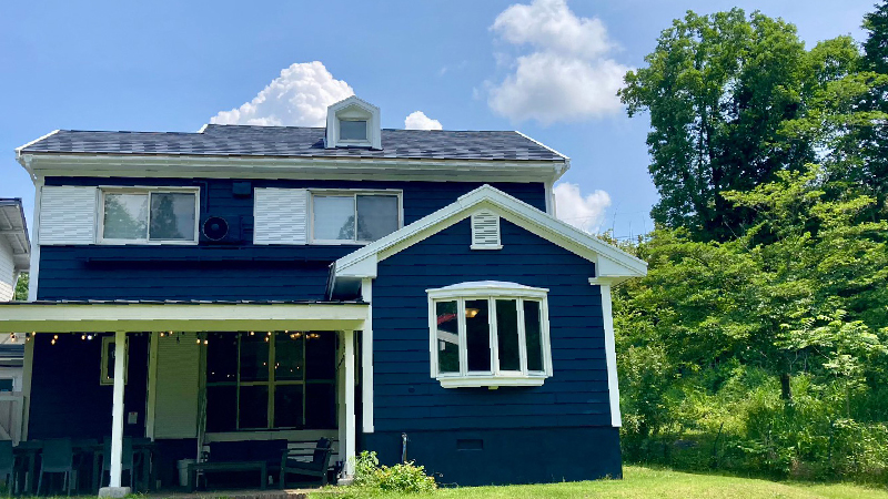 【ネイビー】外観。最大8名様用のネイビーカラーの洋館。