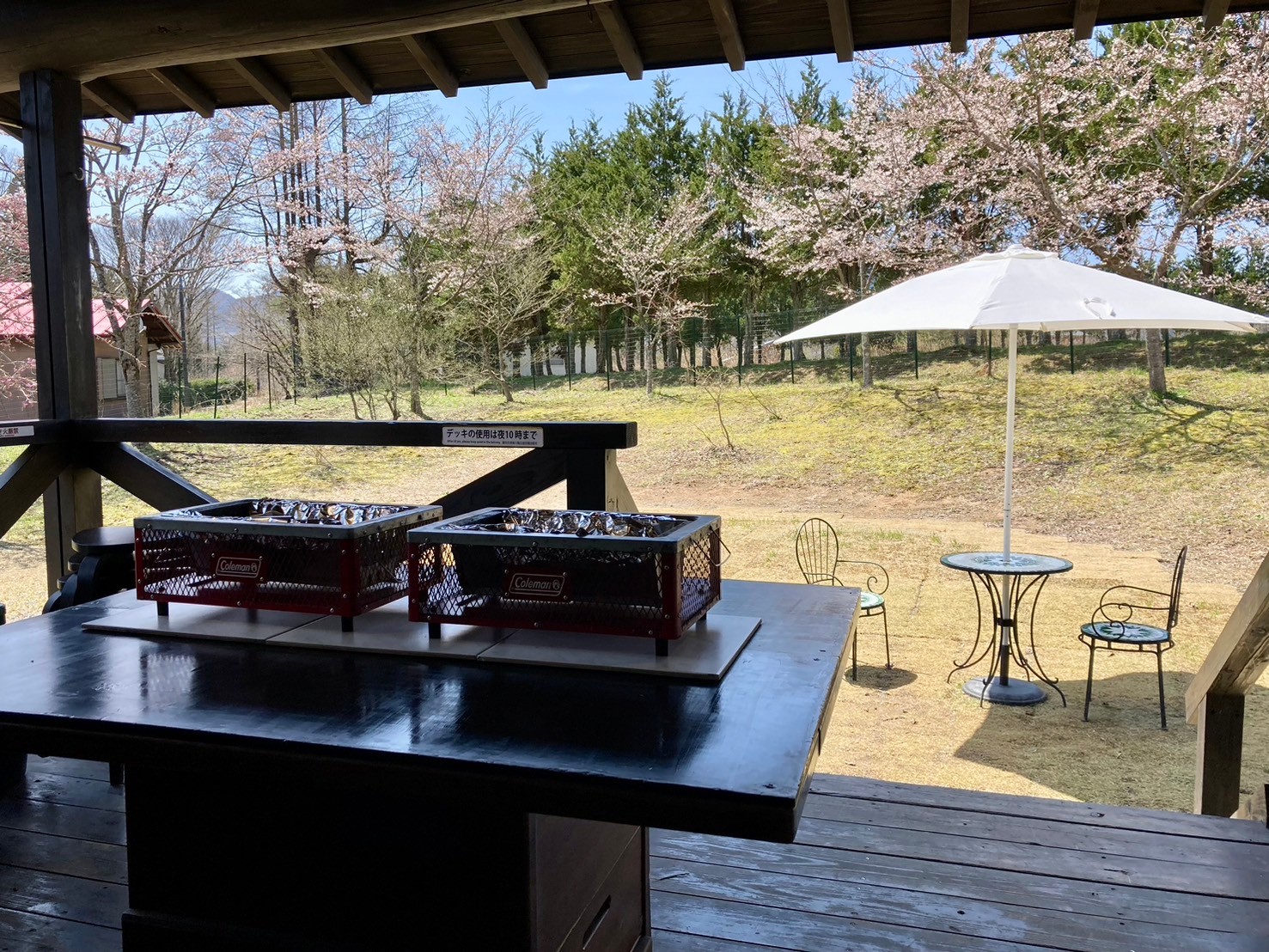 【あかね】屋根付きBBQデッキ。春は桜が満開です。