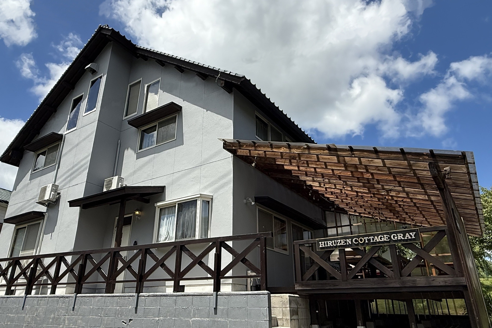 【グレー】外観。最大8名様用のグレーカラーのコテージ。