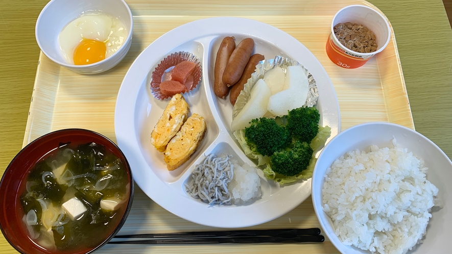 【ある日の朝食】ごはん、お味噌汁はおかわりOKです