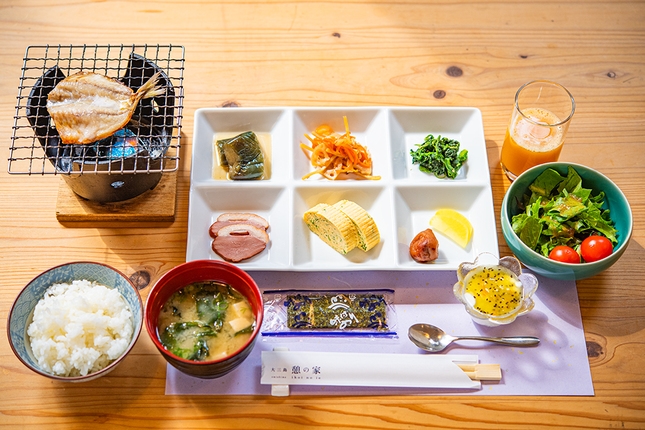 【1泊朝食付】１日の始まりはまず朝食から　☆お風呂は海の見える展望風呂へ☆