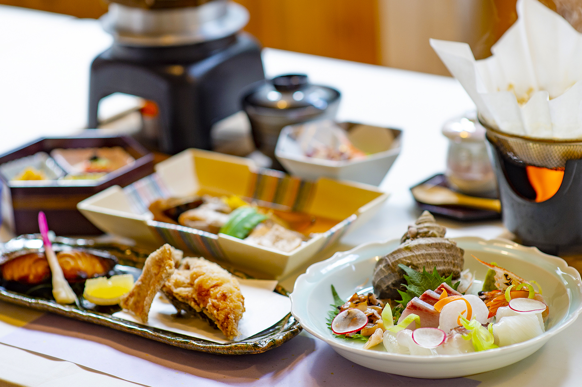 地産地消をベースに、海の幸をたっぷりとお楽しみいただけるお食事をご用意。新鮮な野菜や採れたての魚介を、静かでゆっくりとした空間でお愉しみいただけます。