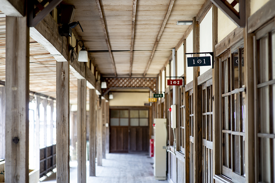木造校舎の長い廊下
