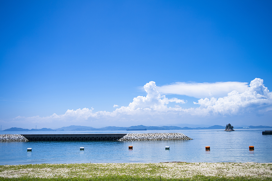 施設目前の海