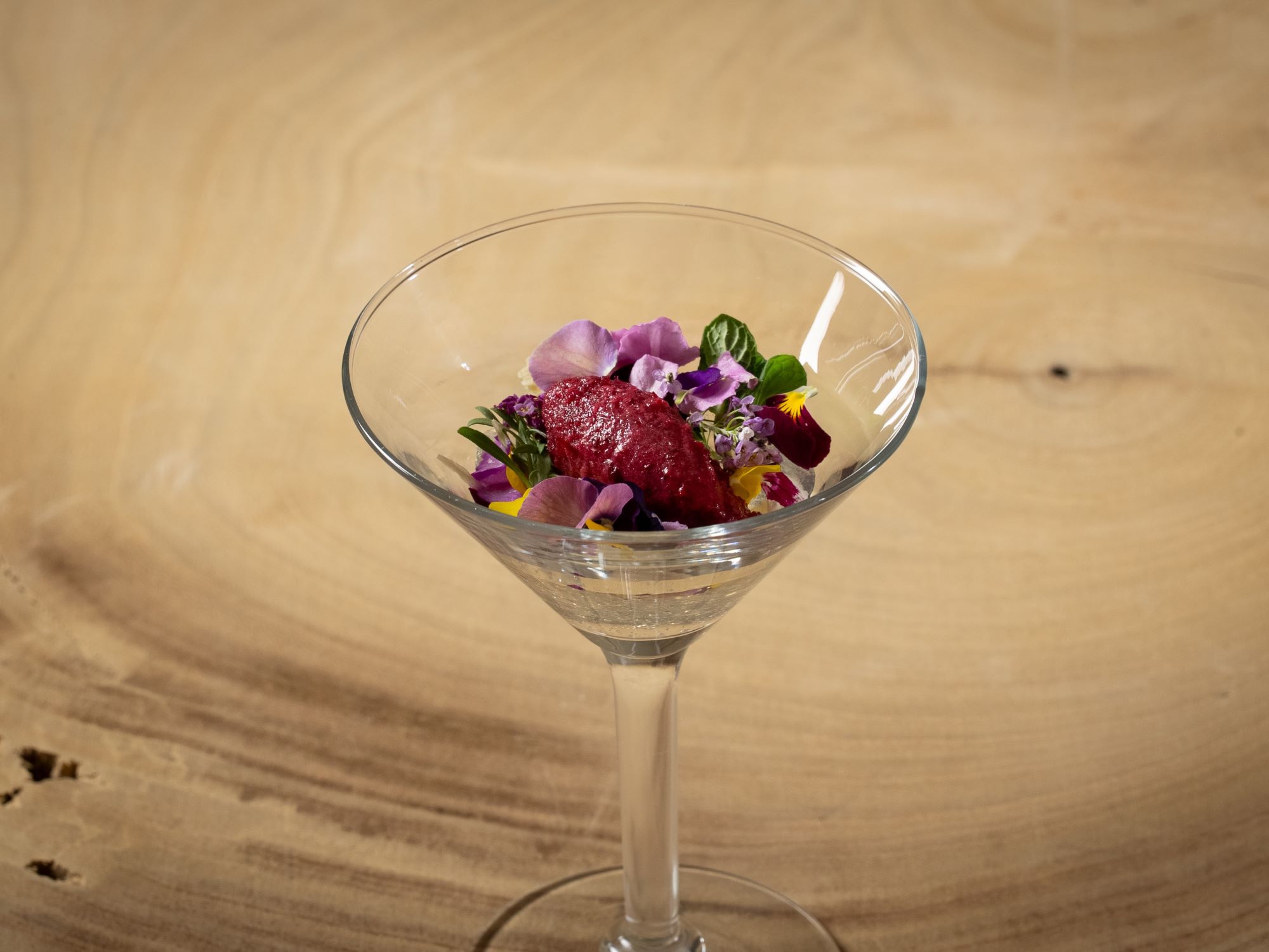 【夕食】2026春夏スペシャルディナーコース｜苺ソルベ エルダーフラワーのジュレ