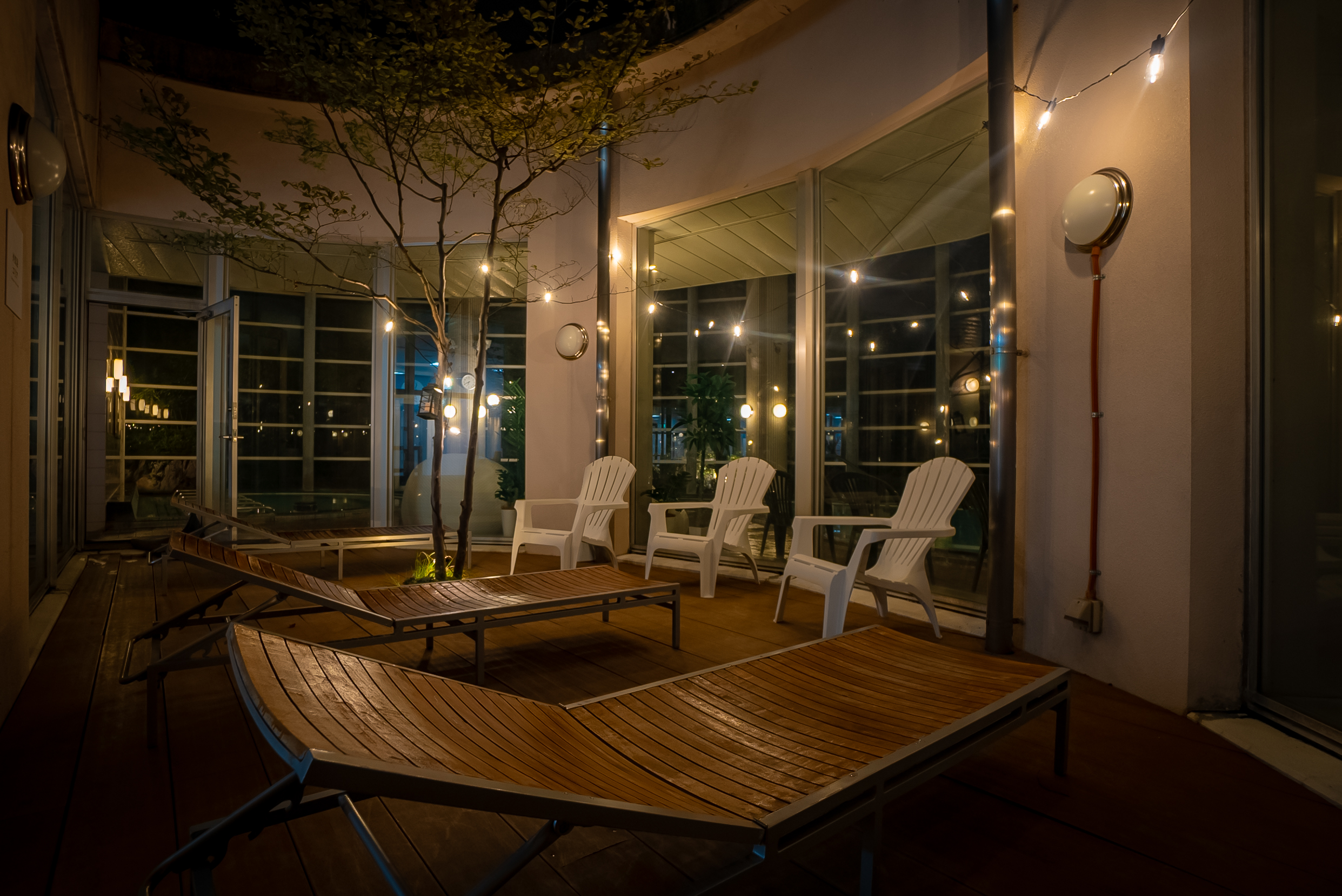 【水着スパ】整いエリア｜吹き抜けのエリアで外気浴をお楽しみいただけます。