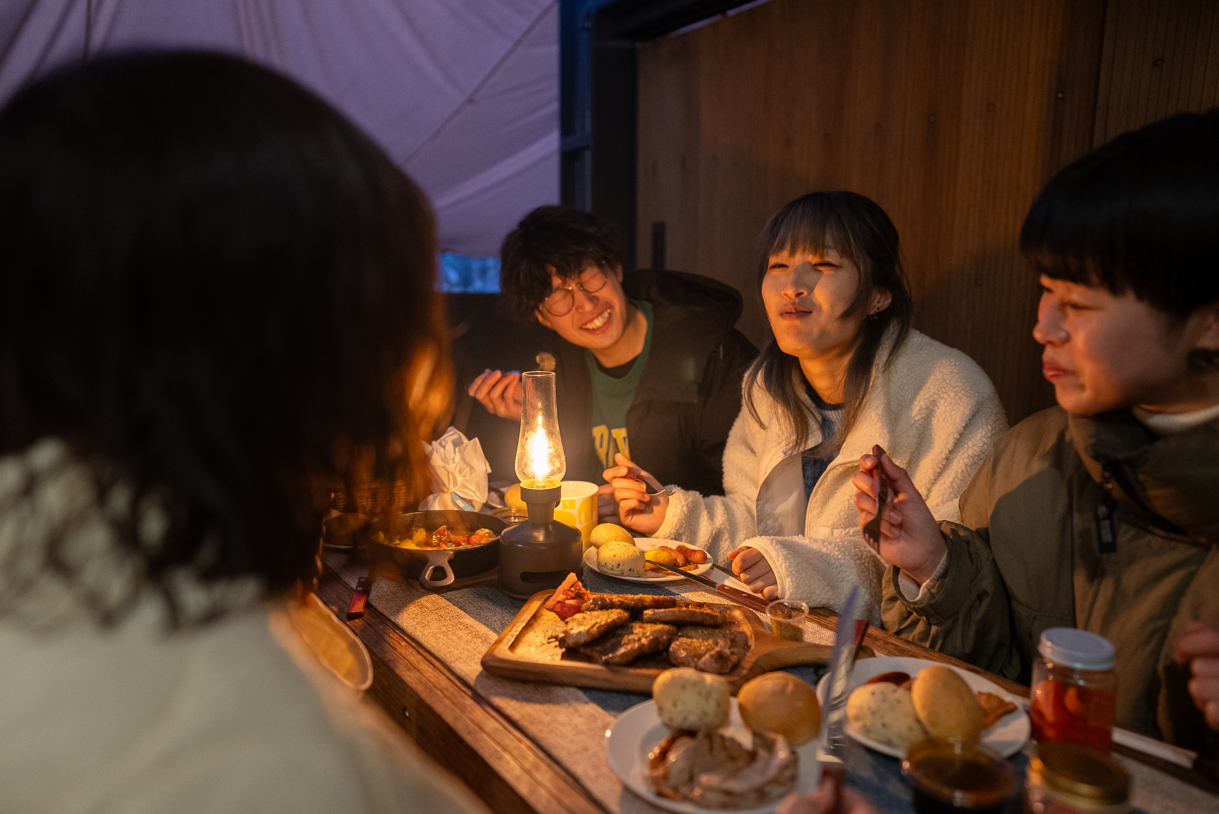 【客室】グランピングキャビン｜過ごし方｜雨除けがある為、天候に左右されずお食事が可能です。