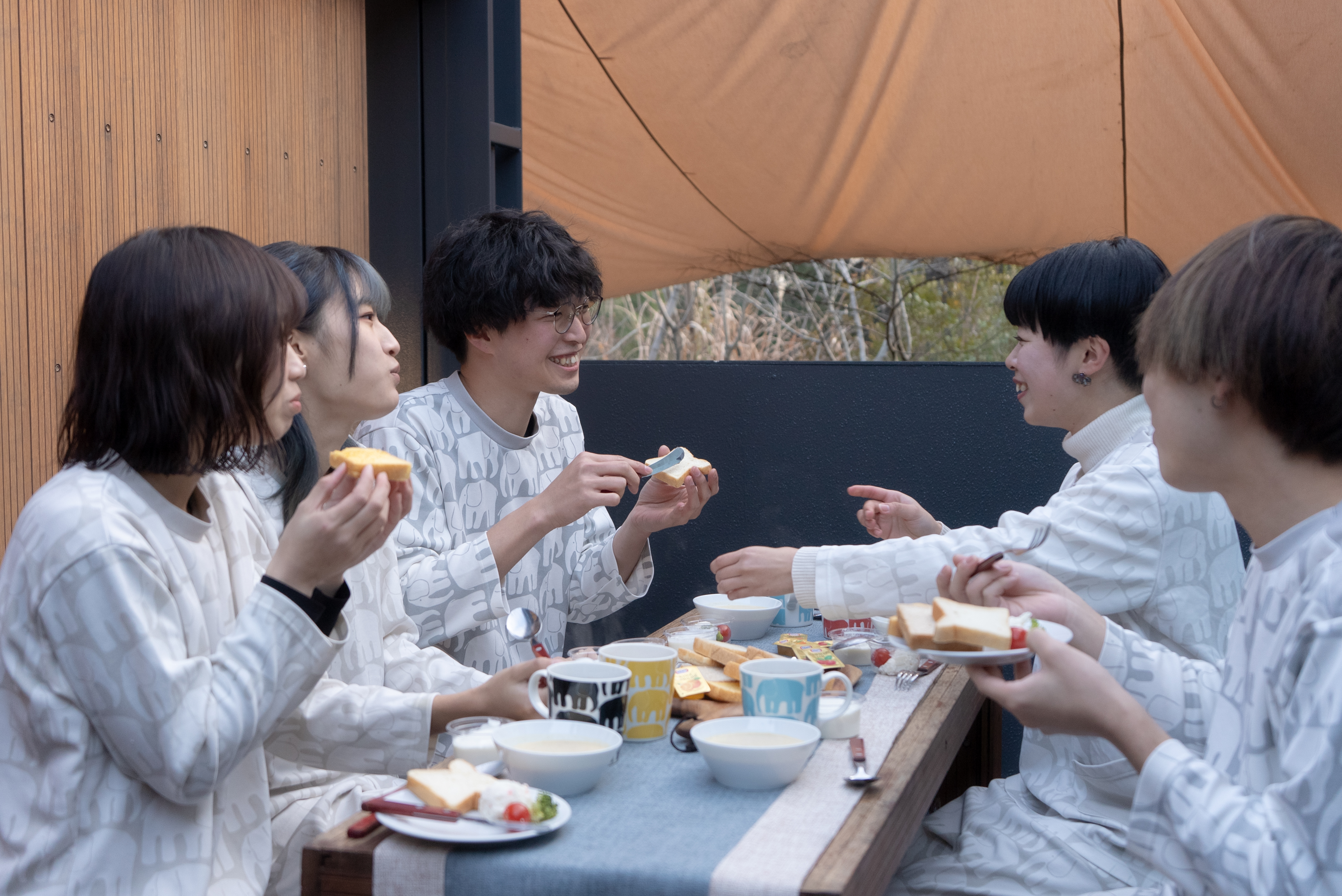 【客室】グランピングキャビン｜過ごし方｜雨除けがある為、天候に左右されずお食事が可能です。