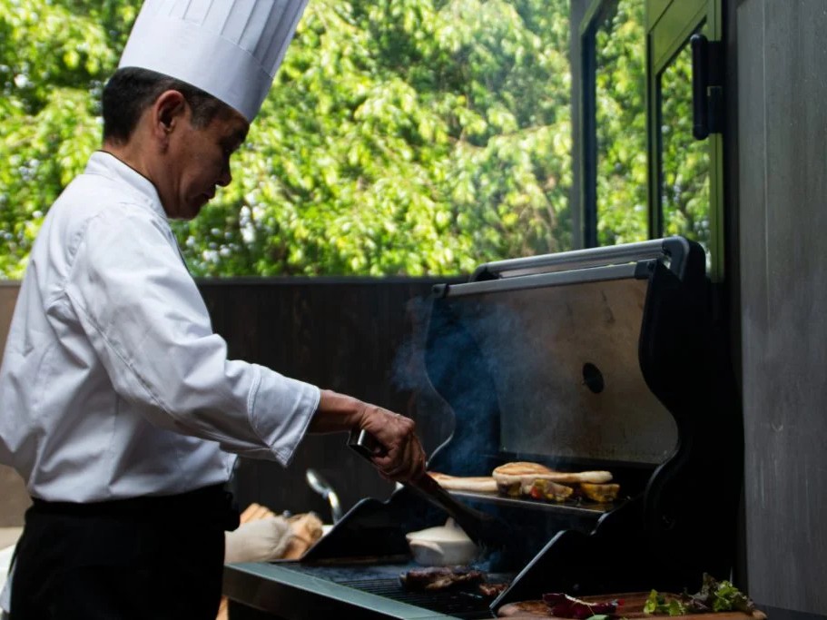 【プラン】コンシェルジュプラン｜客室に出張シェフを呼んでゆったりお食事を堪能できます。