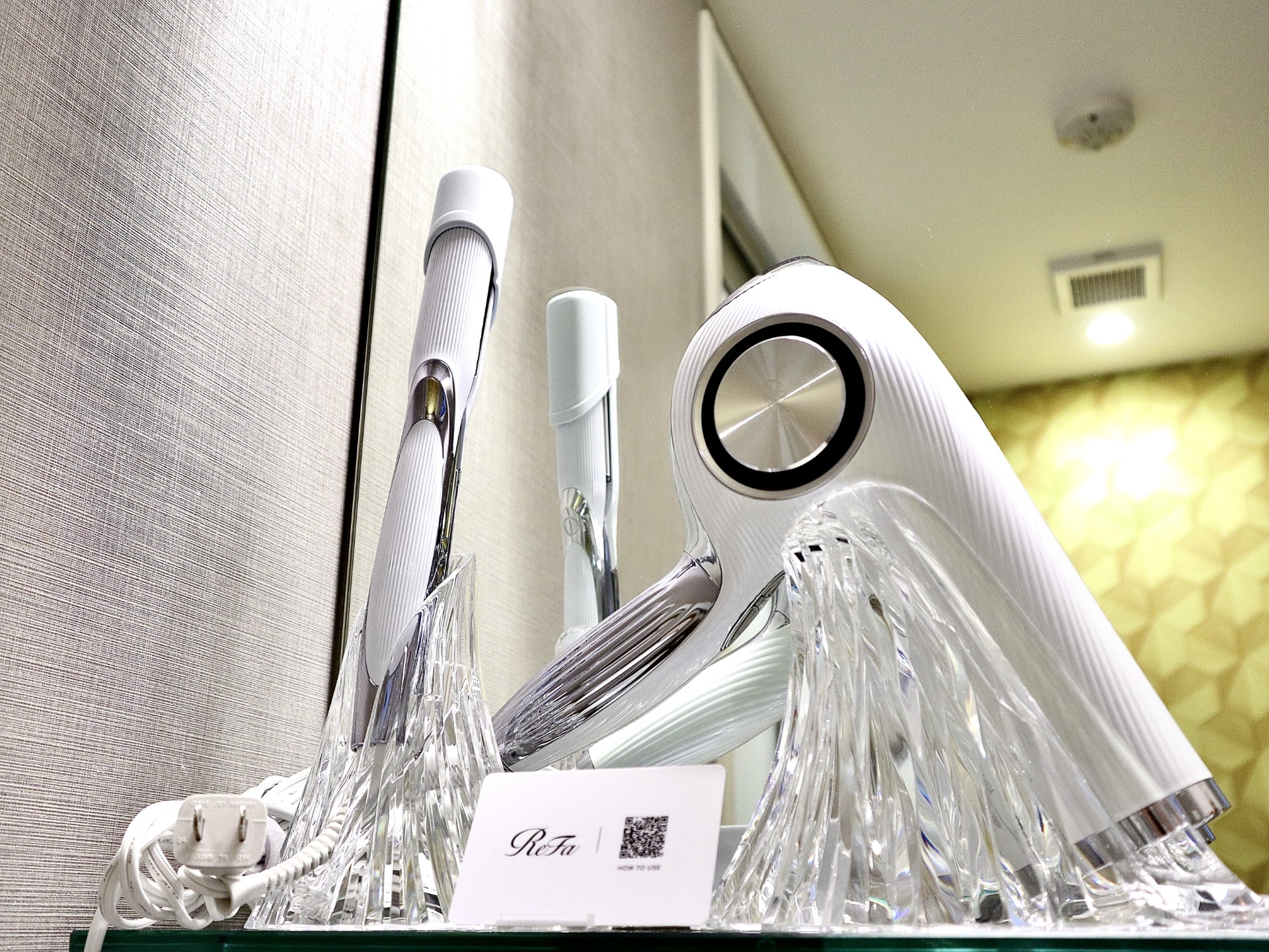 イビススタイルズ東京ベイの客室に備え付けられたReFaのドライヤーとヘアアイロン