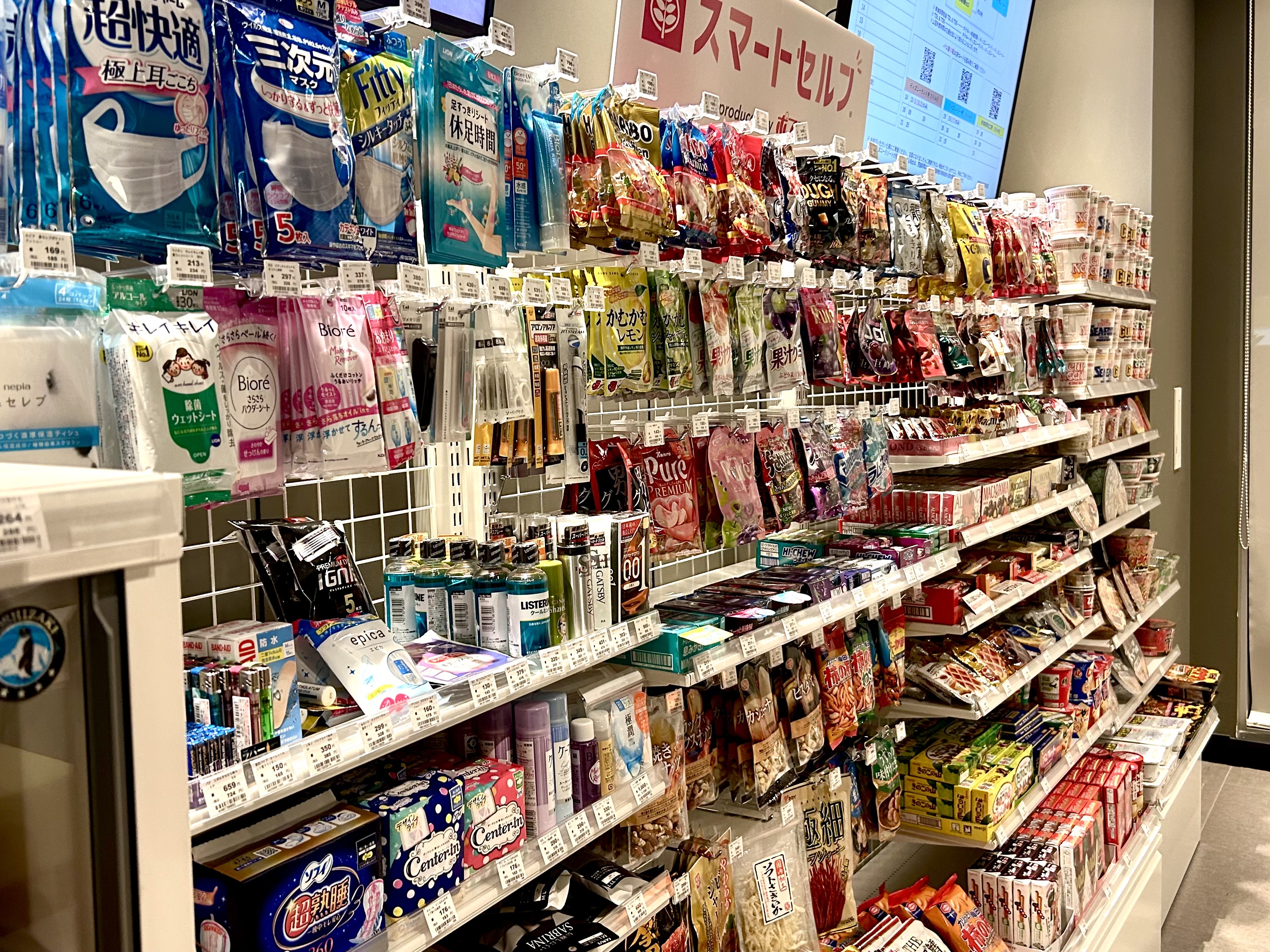 1Fロビーにて24時間営業♪キャッシュレス決済専用（クレジットカード、Pay Pay、交通系や電子マネーなど）のセルフ購入スタイルのミニコンビニです。スナックやソフトドリンク、旅行に便利なあったら嬉しいグッズをご用意しております。