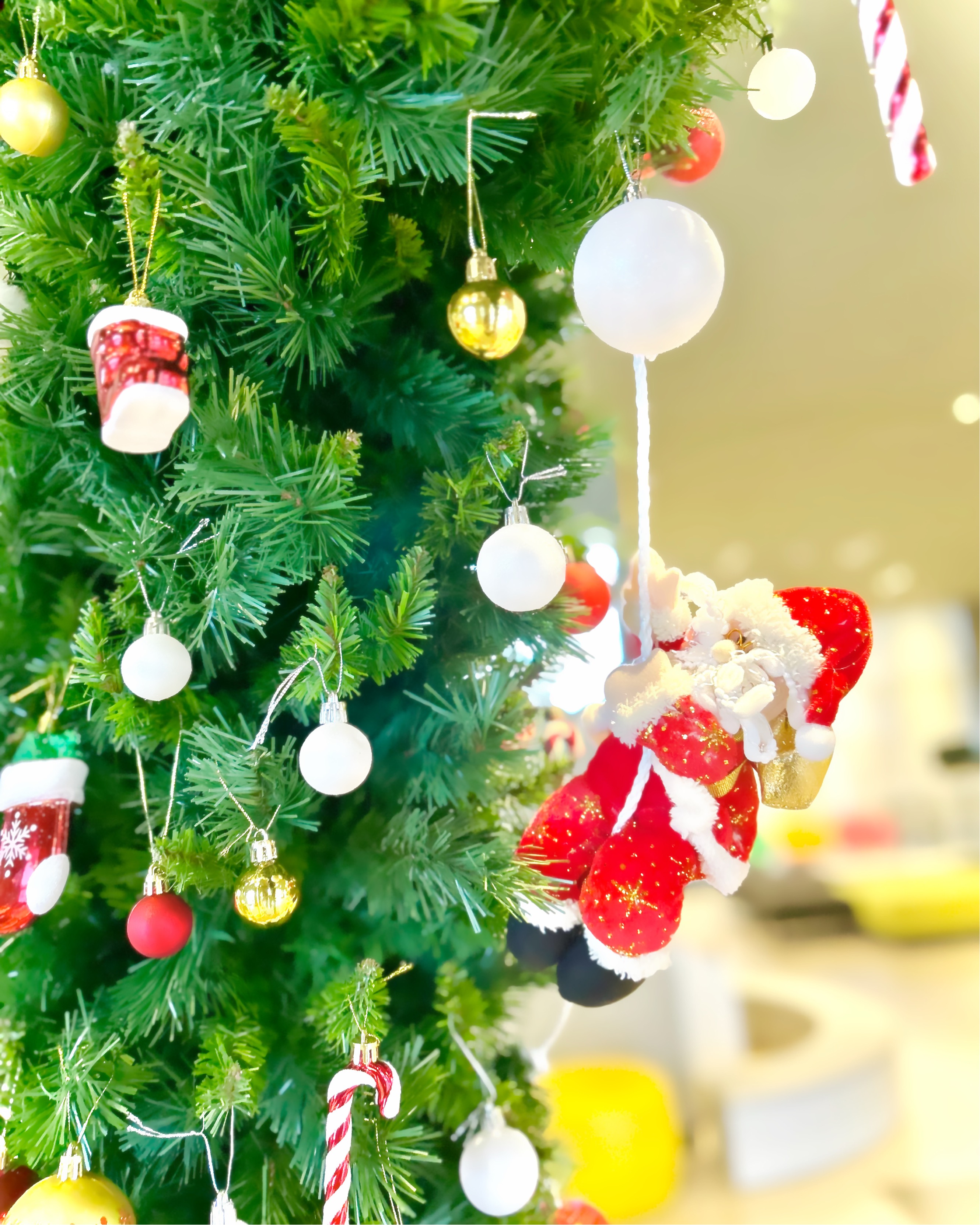 2024年のクリスマス期間のエントランスアーチの画像。小さなサンタさんがお出迎え♪