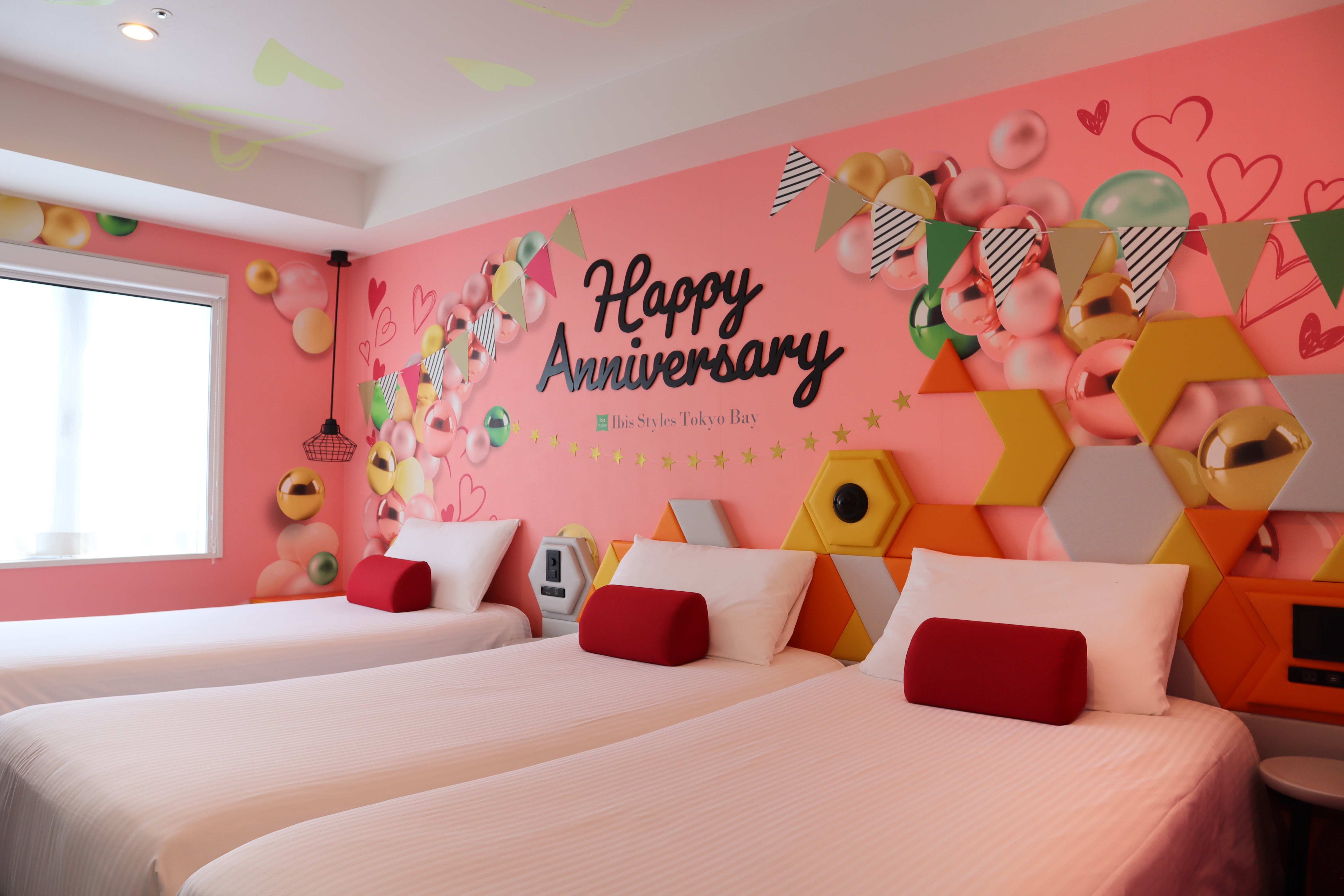 バルーンアートに包まれた特別なアニバーサリールーム！専用プランよりご予約いただけます。