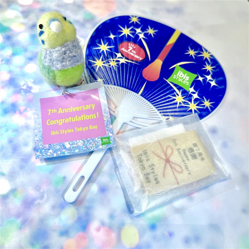 フロントにて、開業7周年記念のステッカー＆クッキー＆うちわを無料でプレゼント！