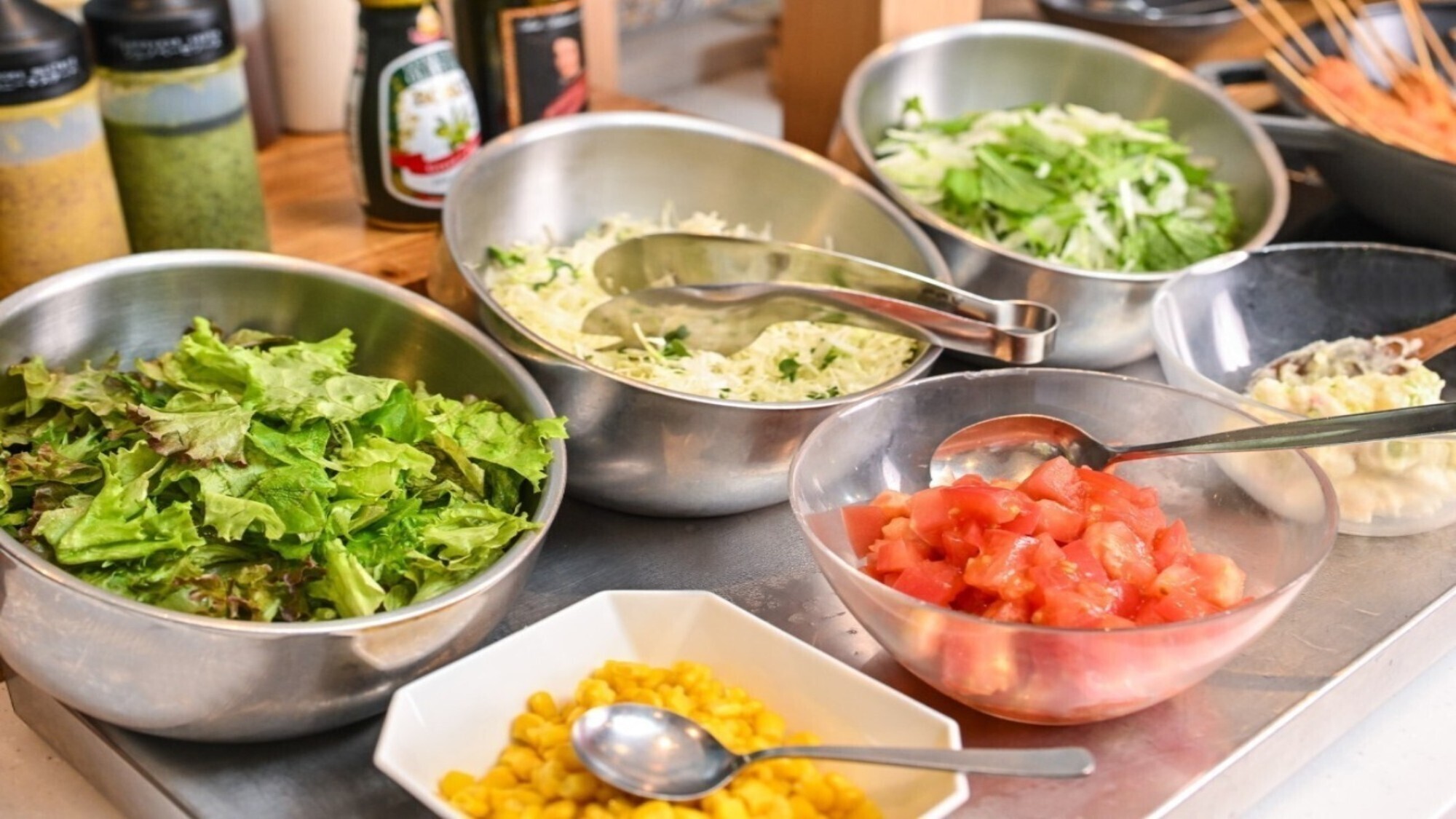 サラダも豊富に取り揃えております