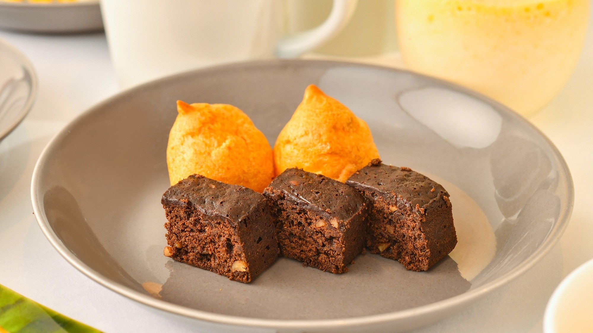 チョコブラウニーにプチシューを添えて