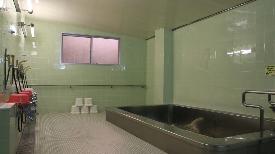 *【施設一例】男性用浴場。ご利用時間は16：00～22：00です。