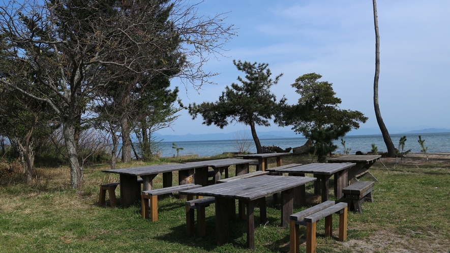 *【施設一例】琵琶湖を眺めながらベンチでのんびり♪