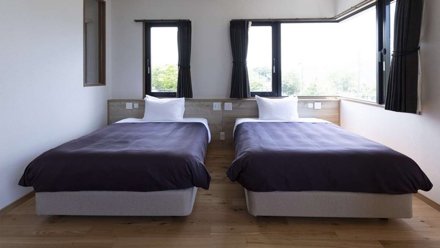 ツインのお部屋はセミダブルのベッドが2つ。大切な人とゆったりとした空間を。