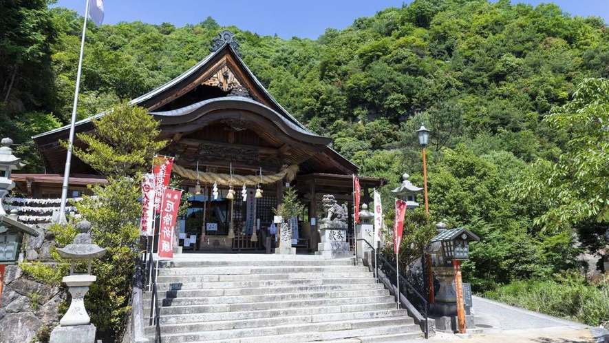 すぐ裏には妹背の滝があります　大頭神社