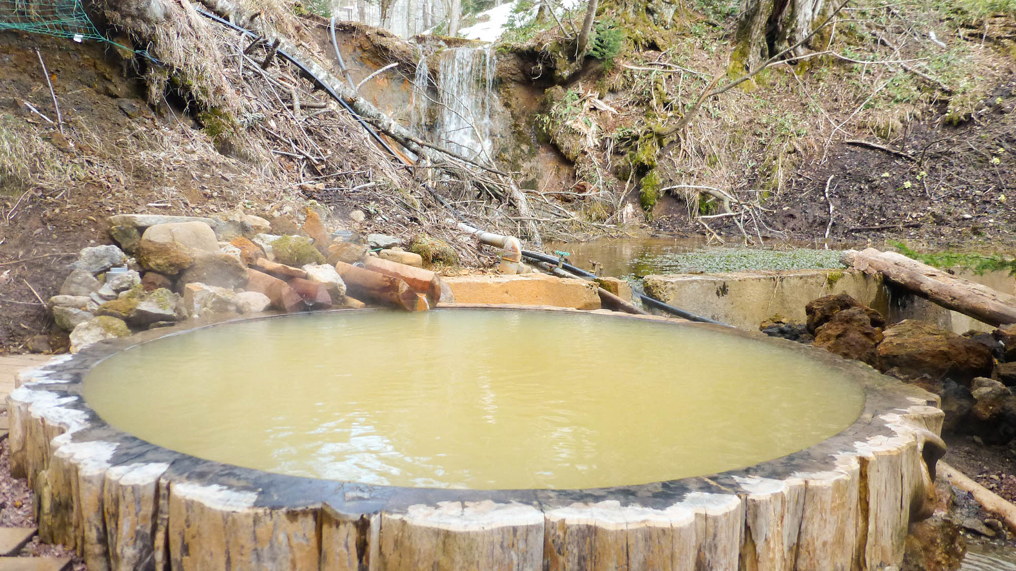 ・【幾稲鳴滝の湯】かんの温泉の最も奥にある湯で、くり抜いたイチイの木を湯船としています