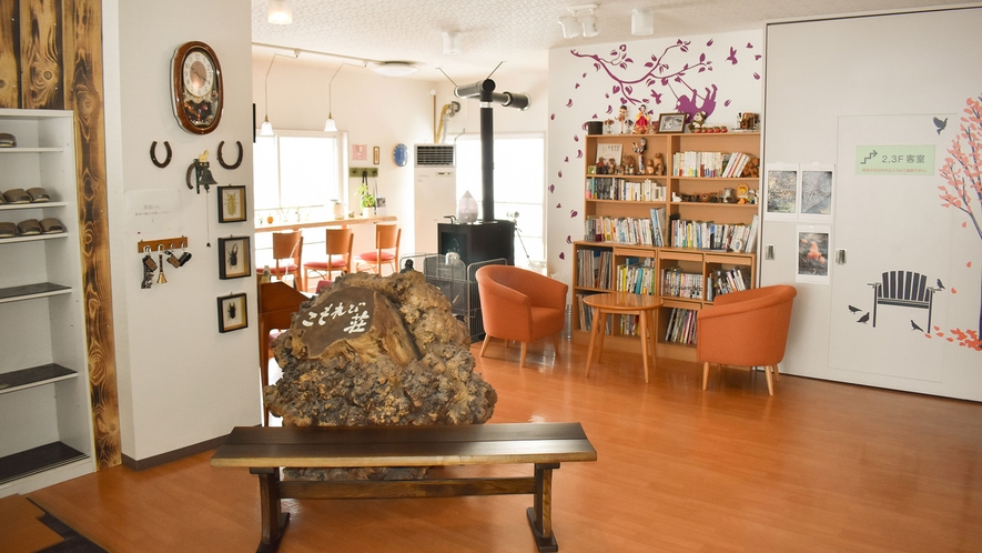 ・【こもれび荘 ロビー】"こぶ"を使った看板が印象的なロビー