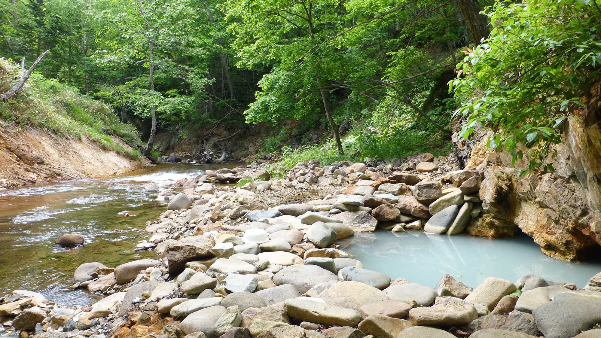 ・【然別峡野営場】川沿いにある野湯。自然の中で楽しめる秘湯です
