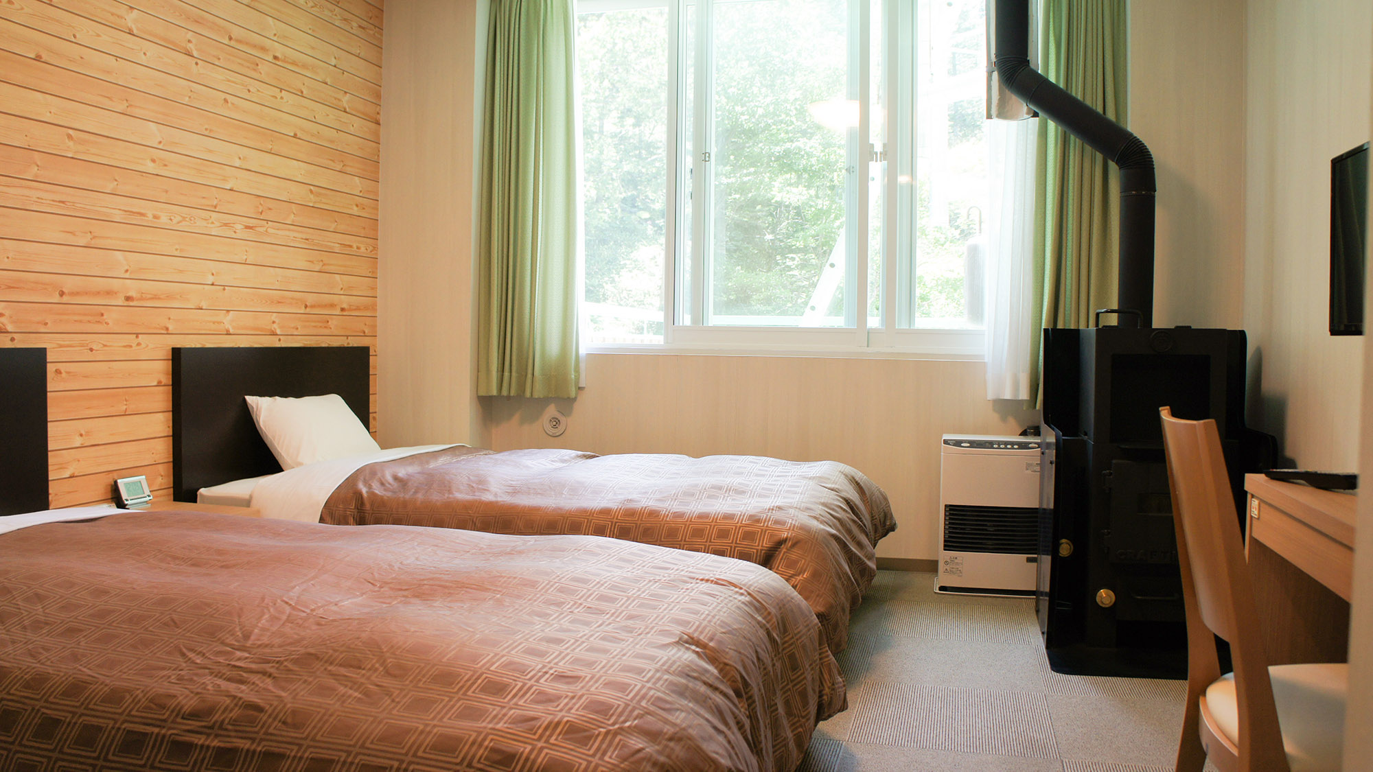 ・【客室(2階スタンダードツイン)】大きな窓から明るい日差しが差し込みます