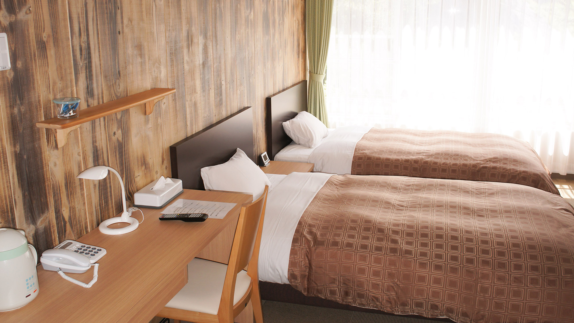 ・【客室（201）】120cm幅のベッドを2台設置で最大2名様までご宿泊可能です