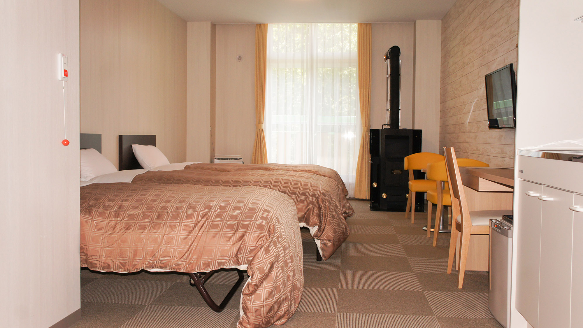 ・【客室(ファミリー)】エキストラベッド追加で最大4名様まで宿泊可能です