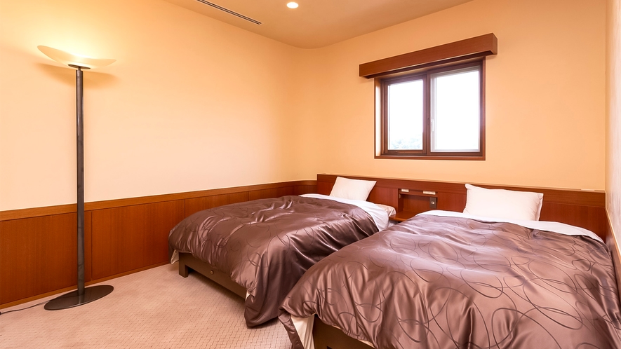 ・貴賓室VIPルーム　セミダブルサイズベッドを２台配した寝室