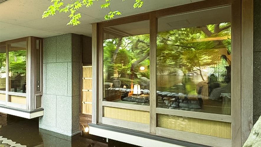 ・メゾネットタイプの客室　庭園を眺められる大きな窓が印象的な外観
