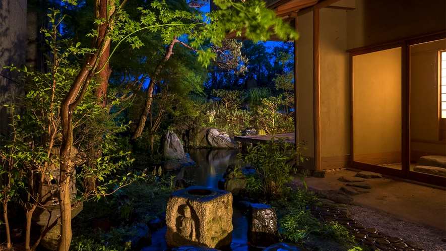 ・離れの客室へと続く夜の日本庭園