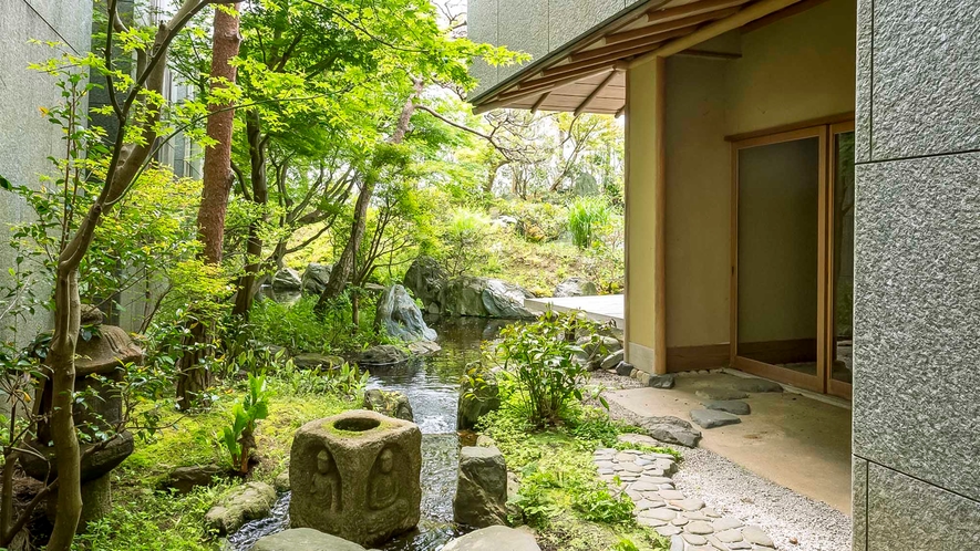 ・離れの客室への続く心静まる日本庭園