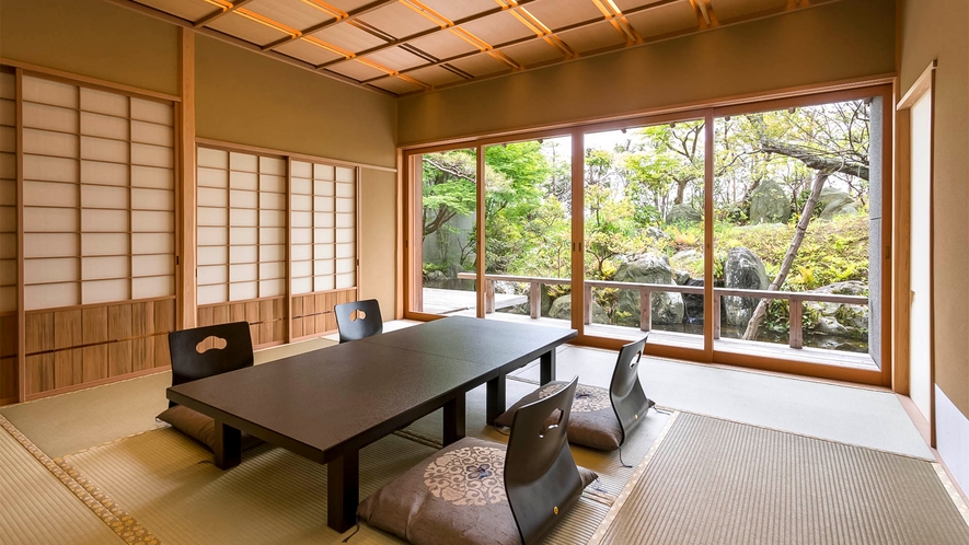 ・離れ客室　目の前に日本庭園と池を眺める純日本造りのお部屋