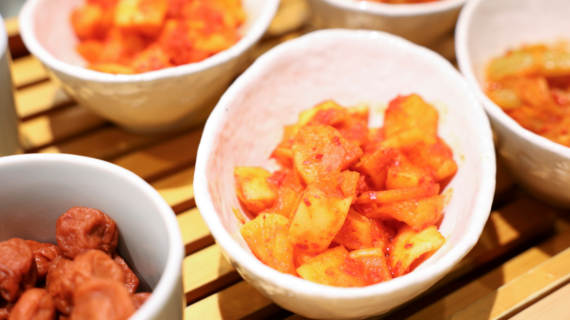 【朝食】梅干しやキムチなどご飯のお供もご用意しております。