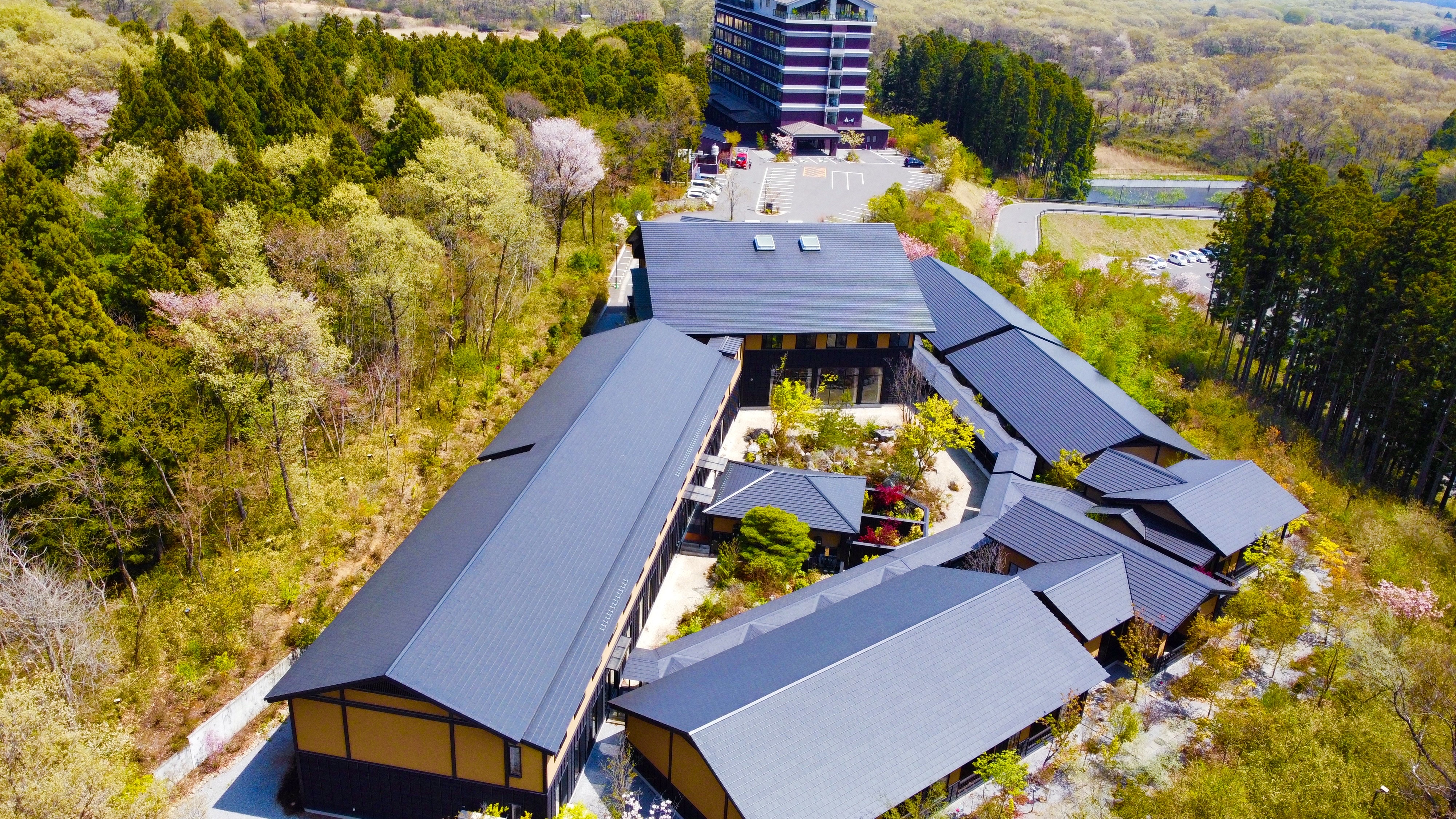 【外観】敷地内には26種類の桜が咲きます。