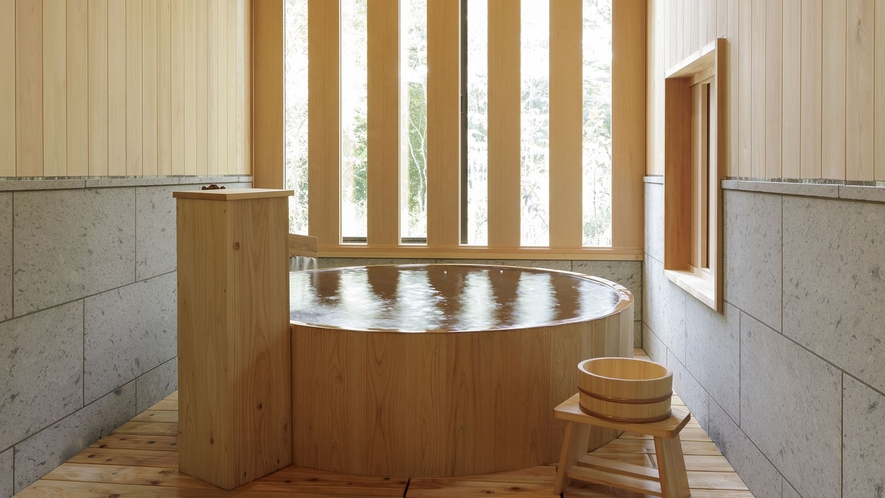 【桶型檜風呂付き】離れのスイートルーム『翠松』/ 縁側の眺めや、バルコニーのある離れ特別室。