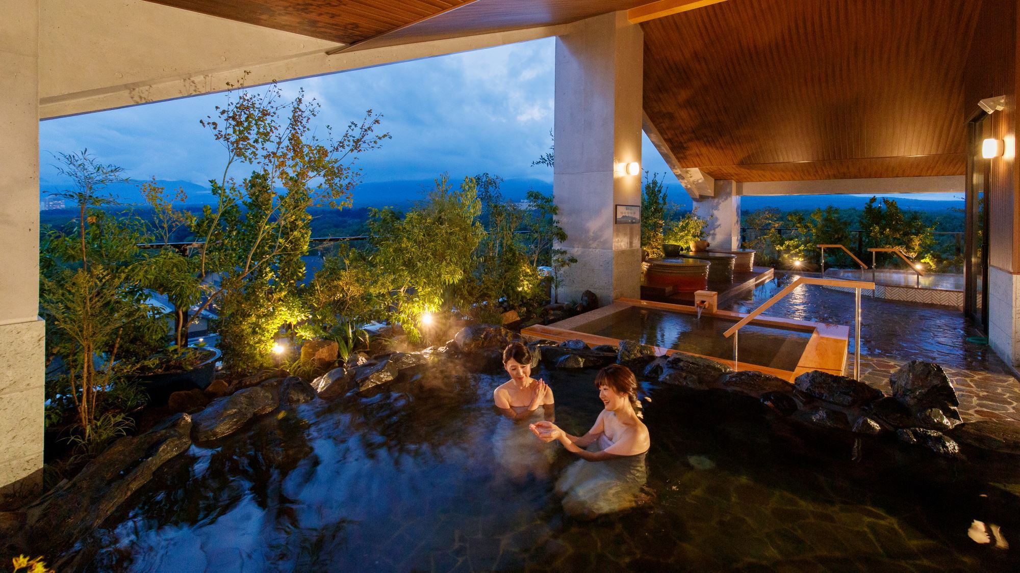 【最上階展望露天風呂】那須の自然に溶け込み、風景と調和する露天風呂