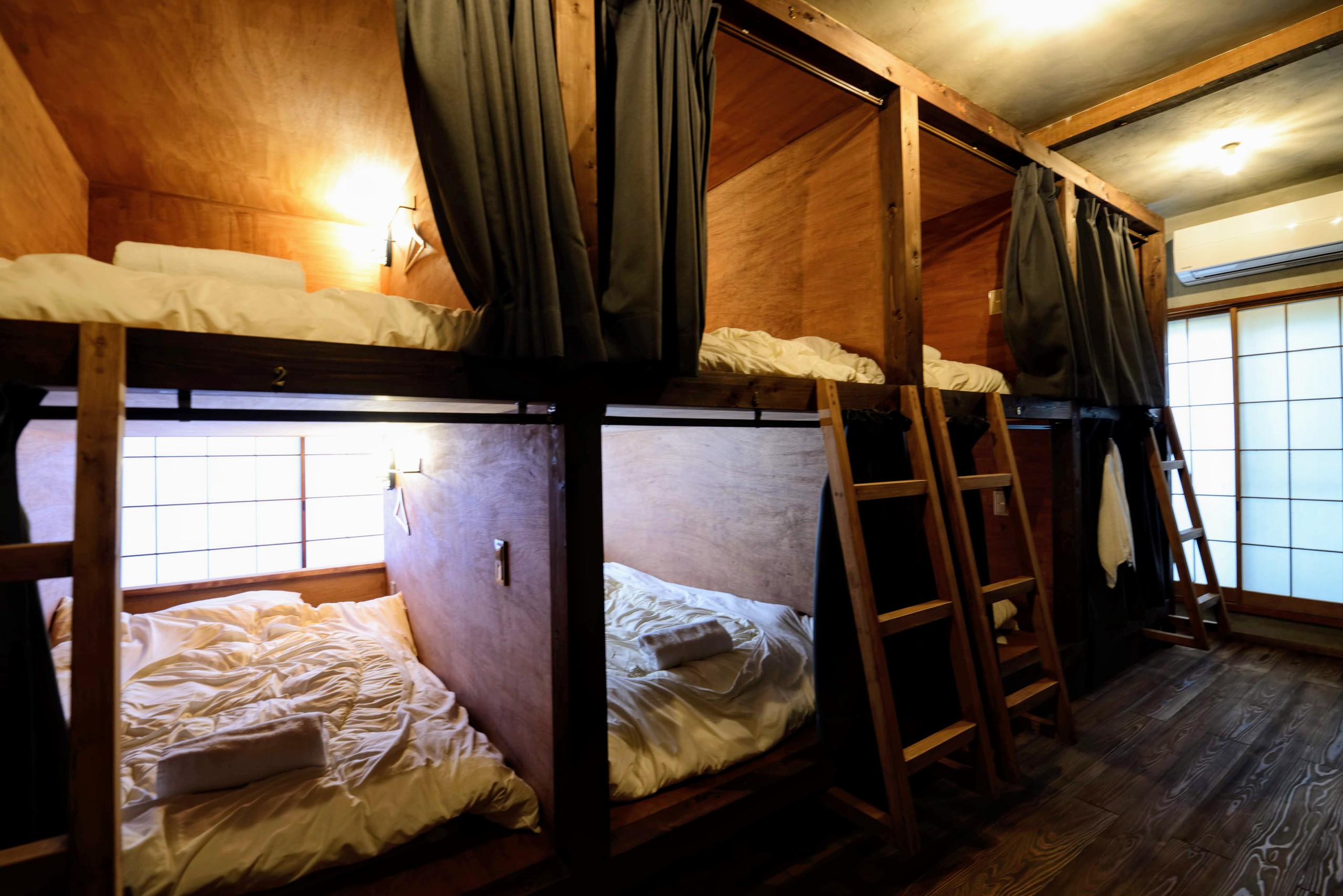 シングルベッドの相部屋　Mix dormitory