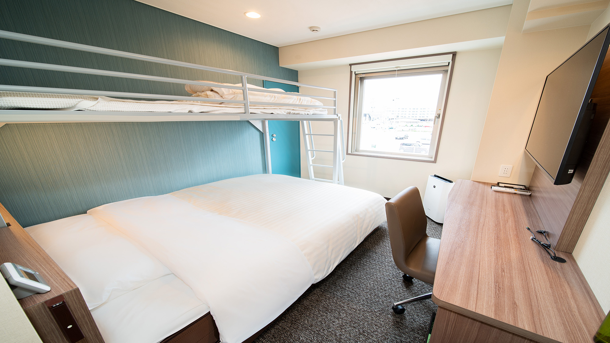 ダブルベッドとロフトベッド付です